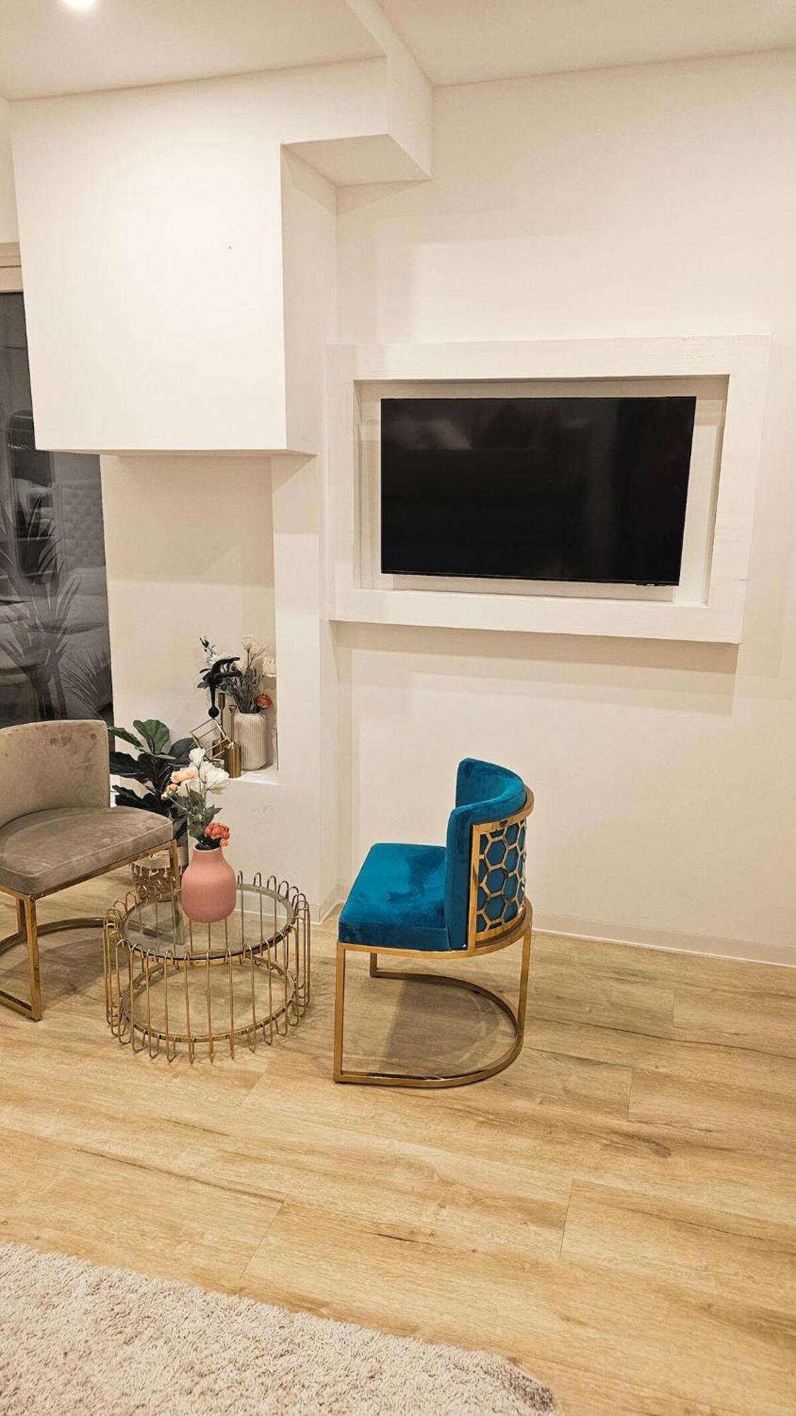 Ug Neubau City Wohnung - Pool, Gym, Sauna, Zweites Bad Extra Buchbar
